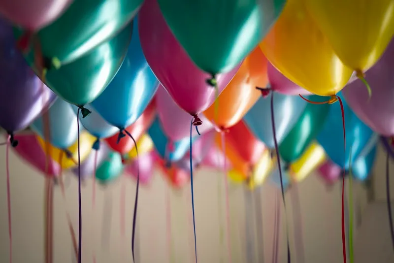 Mesa elegante decorada para celebración de comunión