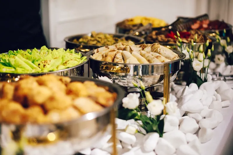 Evento corporativo con buffet y servicio profesional de catering