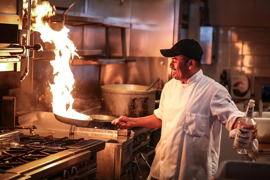 Chef de PuraCepa Catering preparando un plato de alta cocina con ingredientes frescos